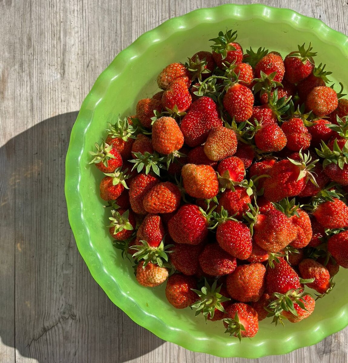 Позитивная клубничка от Даши Третьяковой - это же само лето! Еще больше красоты и идеальных рецептов на ее канале - https://t.me/wellness_hedonism