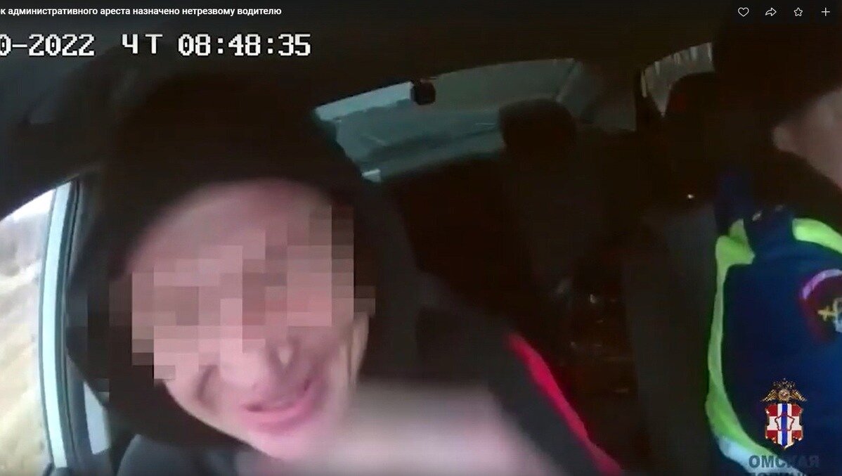     На омской трассе остановили пьяного водителя. Машину он взял «покататься» у друга.