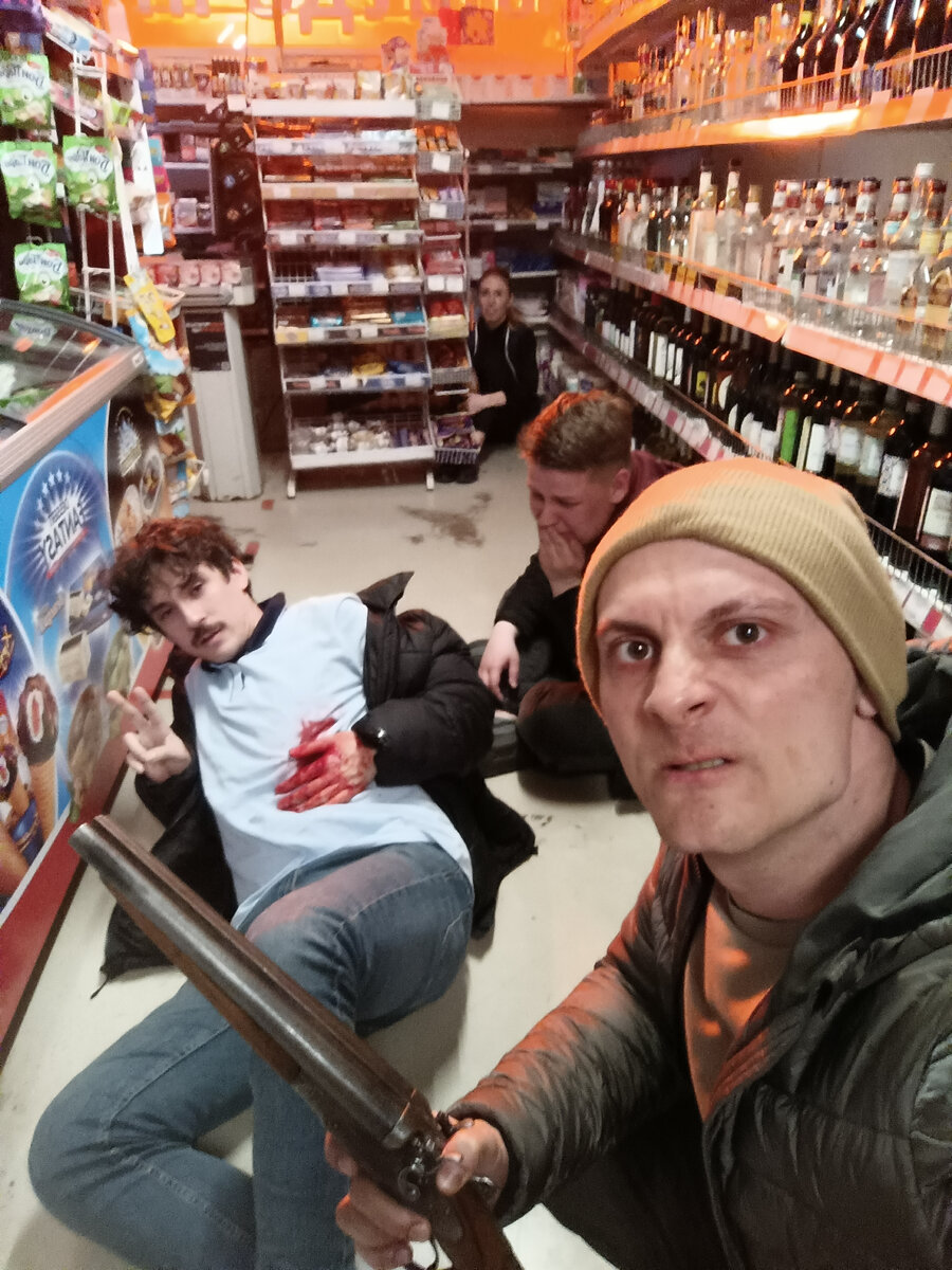 Ждём пока на площадке выставят камеры и свет, входим в образы )))