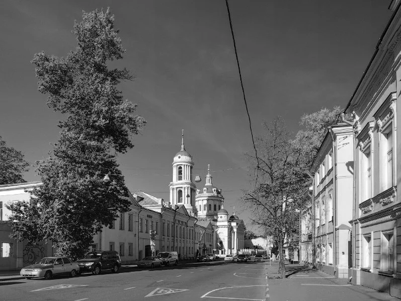 Улица Солженицына (Большая Коммунистическая). Виден Храм Мартина Исповедника. Фото Василия Бабурова. Источник http://www.translatorship.ru/ssylka.photo.Alex_Sloboda.html.