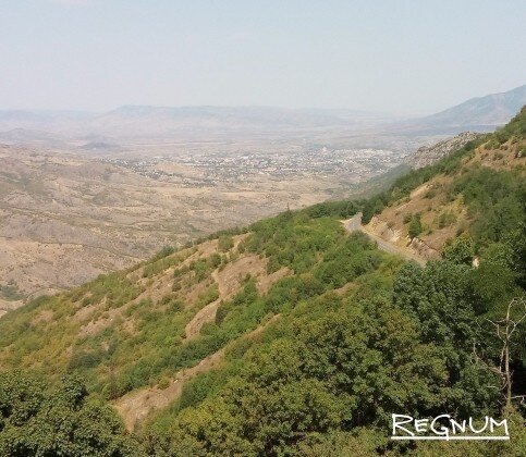    Вид из Шуши на Степанакерт © ИА REGNUM