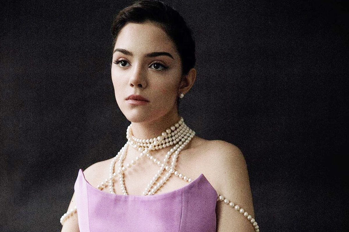     «Я в розовом платье»: Евгения Медведева примерила наряд с экстремальным декольте