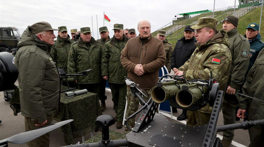    Александр Лукашенко во время посещения общевойскового полигона Обуз-Лесновский в Брестской области