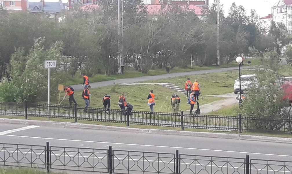    В Новом Уренгое увеличат число мест в летних трудовых отрядах главы города