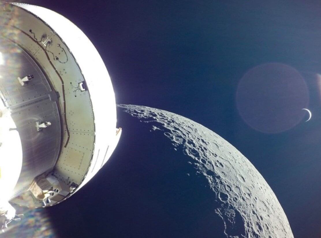    Космический корабль «Орион» вблизи Луны