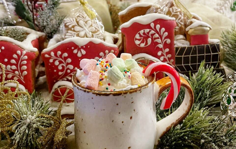 Новогоднее какао "Булошной" с маршмелоу и леденцом.