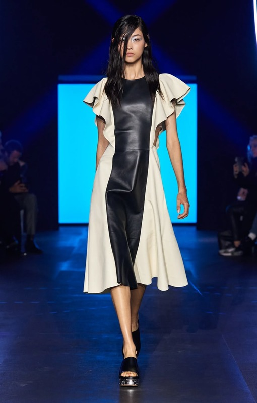 Кожаное платье всегда смотрится эффектно и дорого, а потому такой предмет гардероба можно считать выгодной и важной покупкой через полгода или уже сейчас