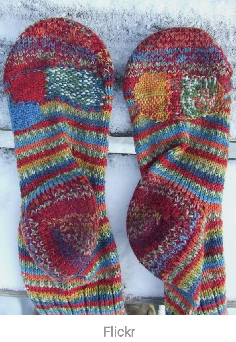 Носки, отремонтированные с помощью штопки. Может, кого-то устроит подобная починка, меня такой вариант продления срока службы изделий  никогда не привлекал.