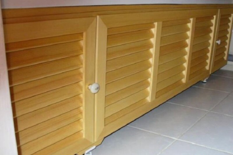 Как сделать экран из жалюзийных дверей. Фасад из деревянных ламелей. Экран для ванной из жалюзийных дверей. Жалюзийные двери в ванной. Экран под ванну из жалюзийных дверей.