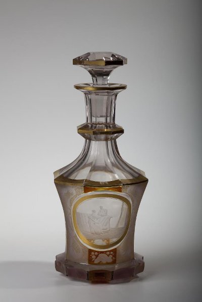 Графин с пробкой. Императорский стеклянный завод. Вторая четверть XIX в.
Бесцветное стекло, гранение, «лазурь», серебряная протрава, лак, гравировка, золочение