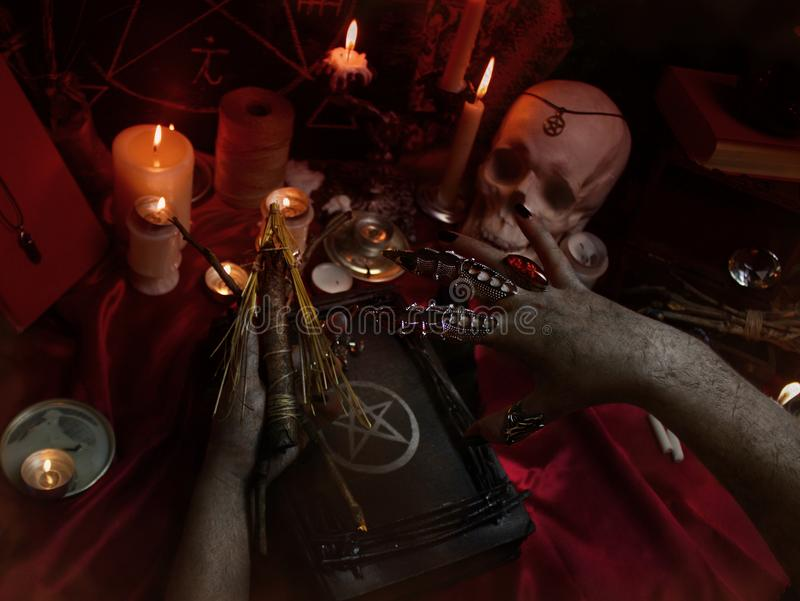 бафомет сигиль. вуду магия ритуалы с куклой вуду. порча магия. чернокнижие колдовство. запретная магия.