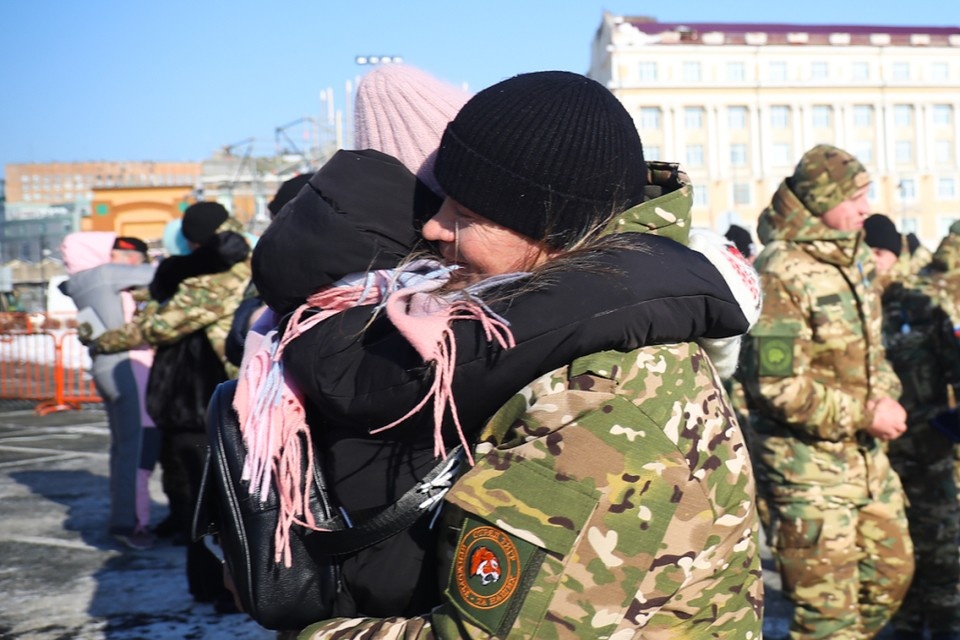     Родные и близкие тепло встретили бойцов.  Правительство Приморского края