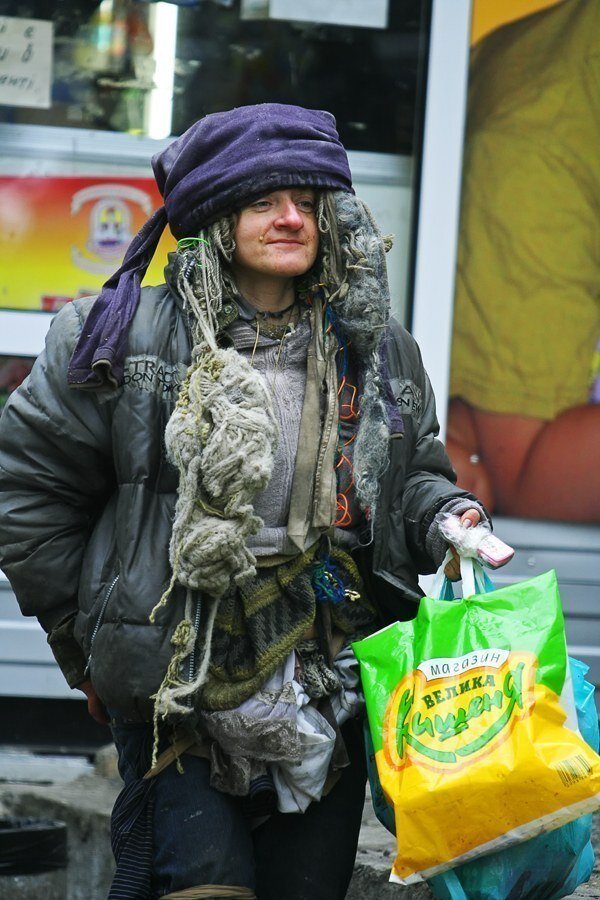 Фото бомжей женщин. Куртка бомжихи. Костюм бомжихи.