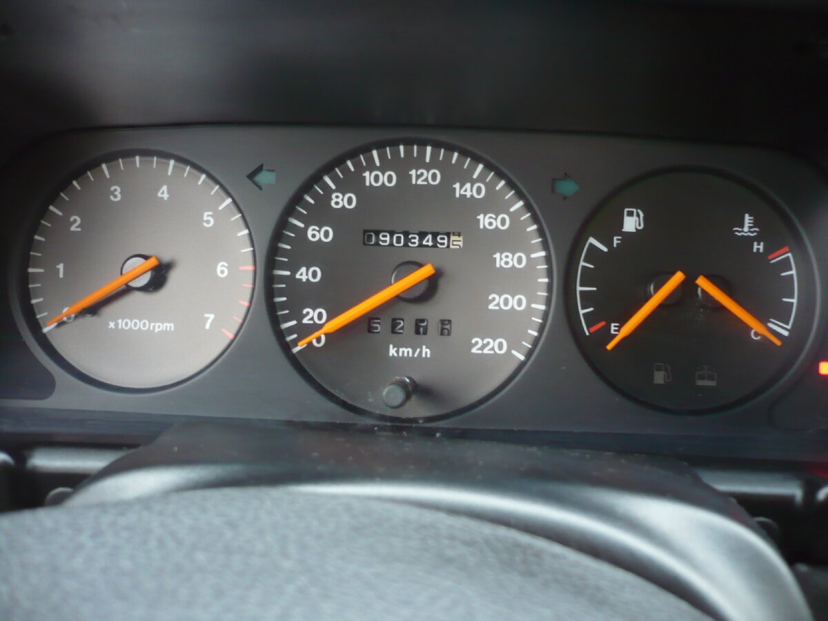 Панель приборов в классическом стиле 90-х