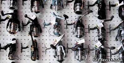 Чаще всего фидеры оснащают катушками для матчевой ловли. И они, действительно, имеют ряд существенных преимуществ. Прежде всего, это достаточно легкие и скоростные катушки, быстро выматывающие леску и отлично ее укладывающие. Благодаря чему значительно сокращается время, затрачиваемое на перезаброс, что весьма полезно при активном клеве.