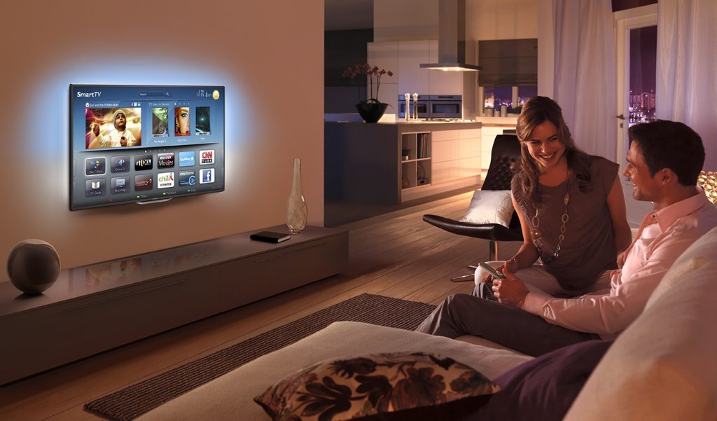 Смотрим кино дома / Источник: Яндекс.Картинки