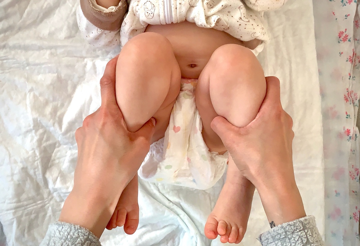 1. Ножки к животу. Конечно, малышка капризничала, но мы старались делать каждый раз во время колик.