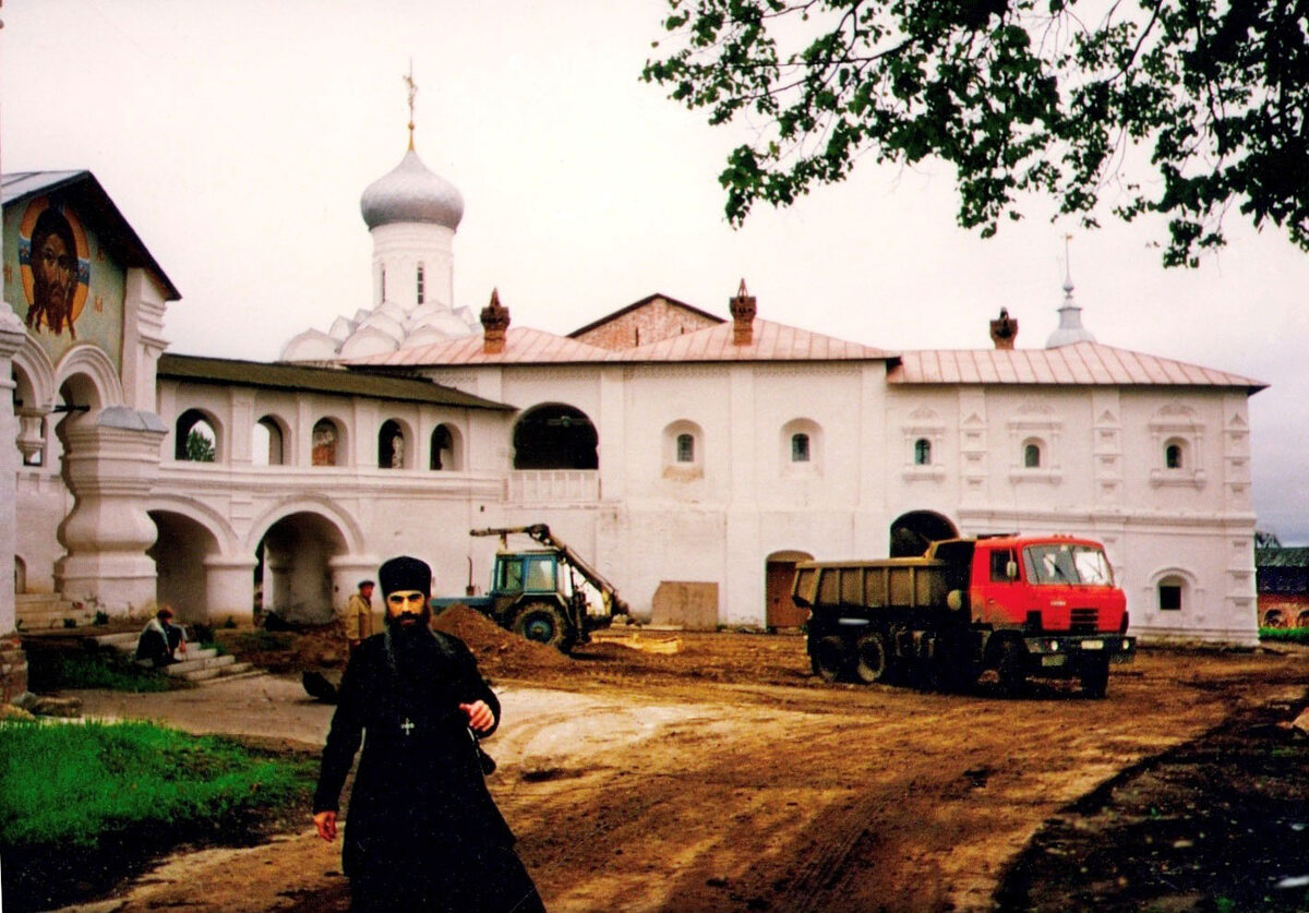 Наместник монастыря игумен Ефрем (ныне  схиигуменн сстановление Спасо-Прилуцкого мужского монастыря близ Вологды. Съемка, весна 1992 года. 
