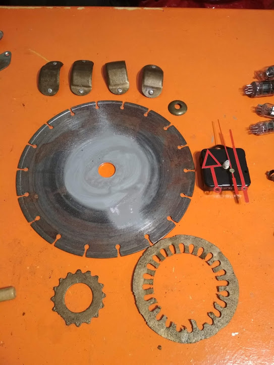 детальки надо предварительно покрасить , я это делаю медной и бронзовой краской из баллона