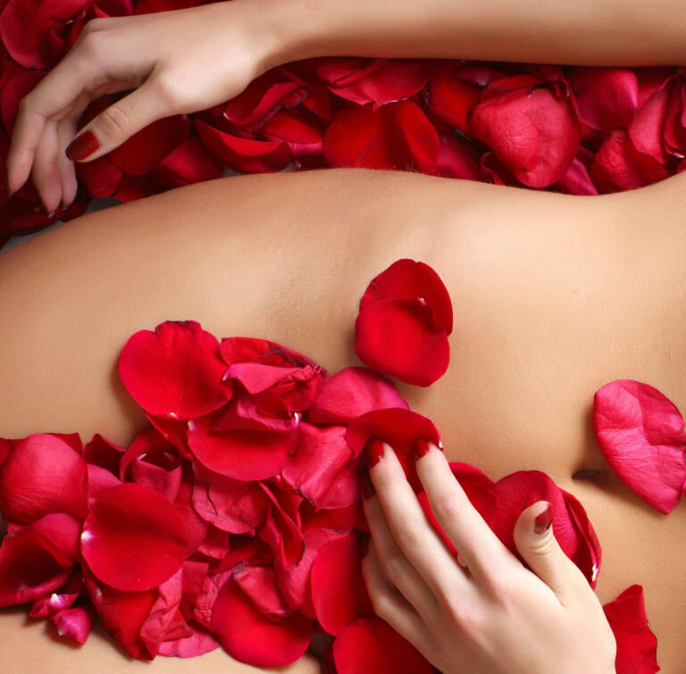 Если человек НЕ соблюдает правил личной гигиены (воняет), его НЕ надо мыть, его надо гнать немедленно!