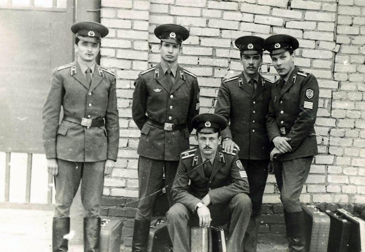 Группа курсантов ВПУ МВД СССР им 60 летия ВЛКСМ. Картинка взята из открытых источников интернета. может находится в различных социальных сетях.