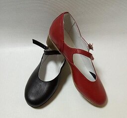 Туфли кожаные для национального танца.