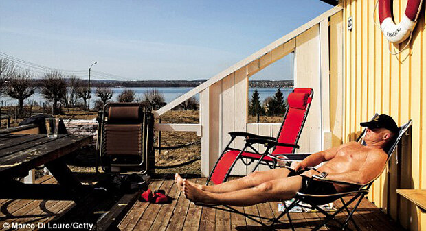 Норвегия. Тюрьма на острове Бастой. Осужденный за убийство принимает солнечную ванну. Фото взято из открытого источника.