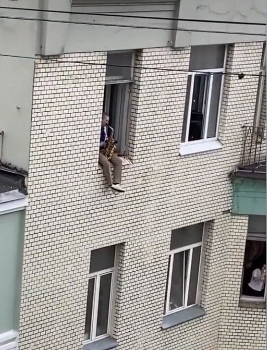 Андрей Панасовский дает концерт на подоконнике