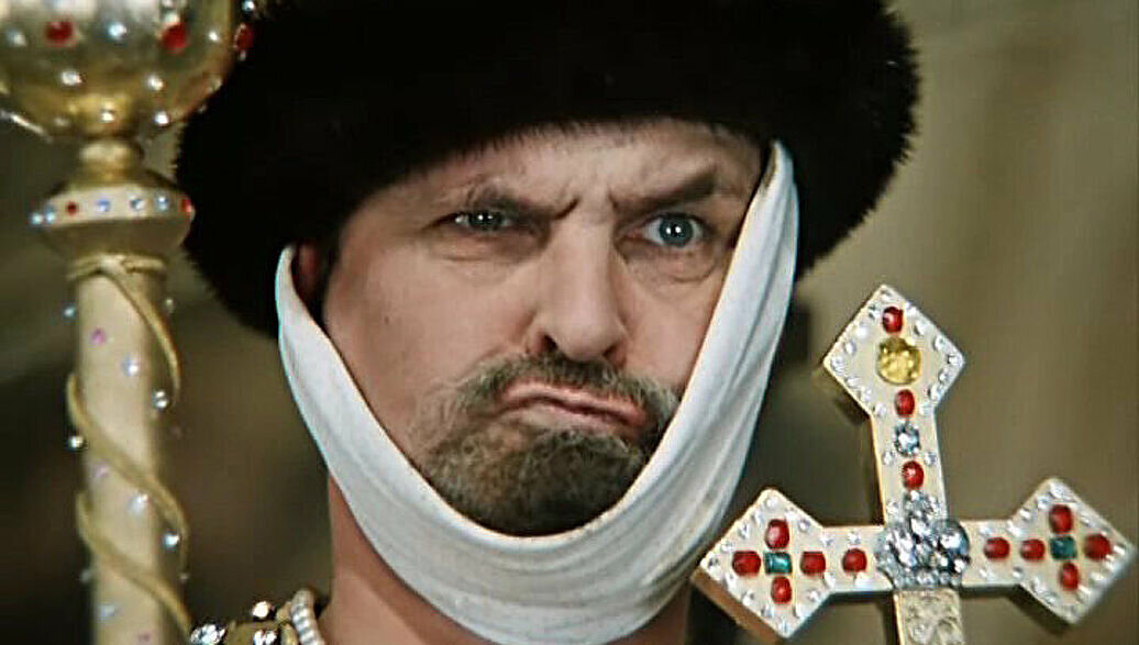 Кадр из фильма "Иван Васильевич меняет профессию", к статье не относится, но образ Царя великолепный и всегда, читая эту пьесу, представлялся мне так!))