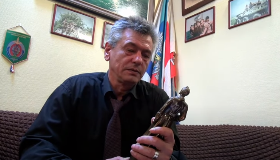 Александр Гусак держит статуэтку Железного Феликса (подарок агента)