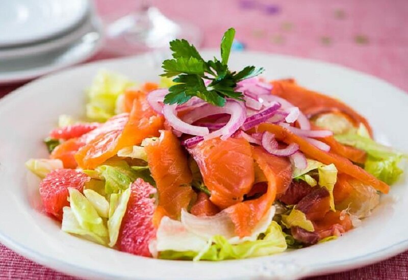 Салат из цитрусовых с красной рыбой