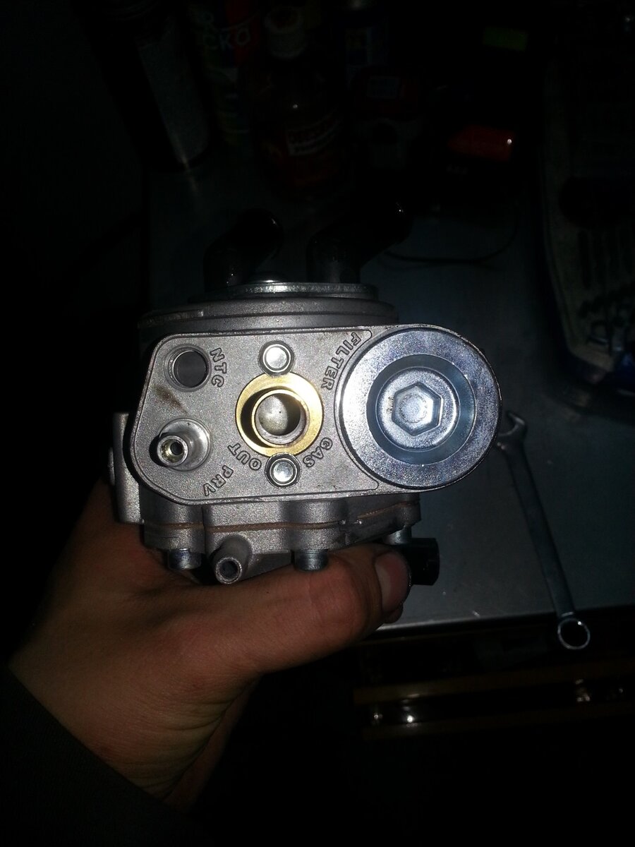 
Фильтр находится под большой крышкой, откручивается шестигранником. Не очень удачная компановка: для того чтобы поменять фильтр редуктор должен быть холодным, иначе крамсается резьба.