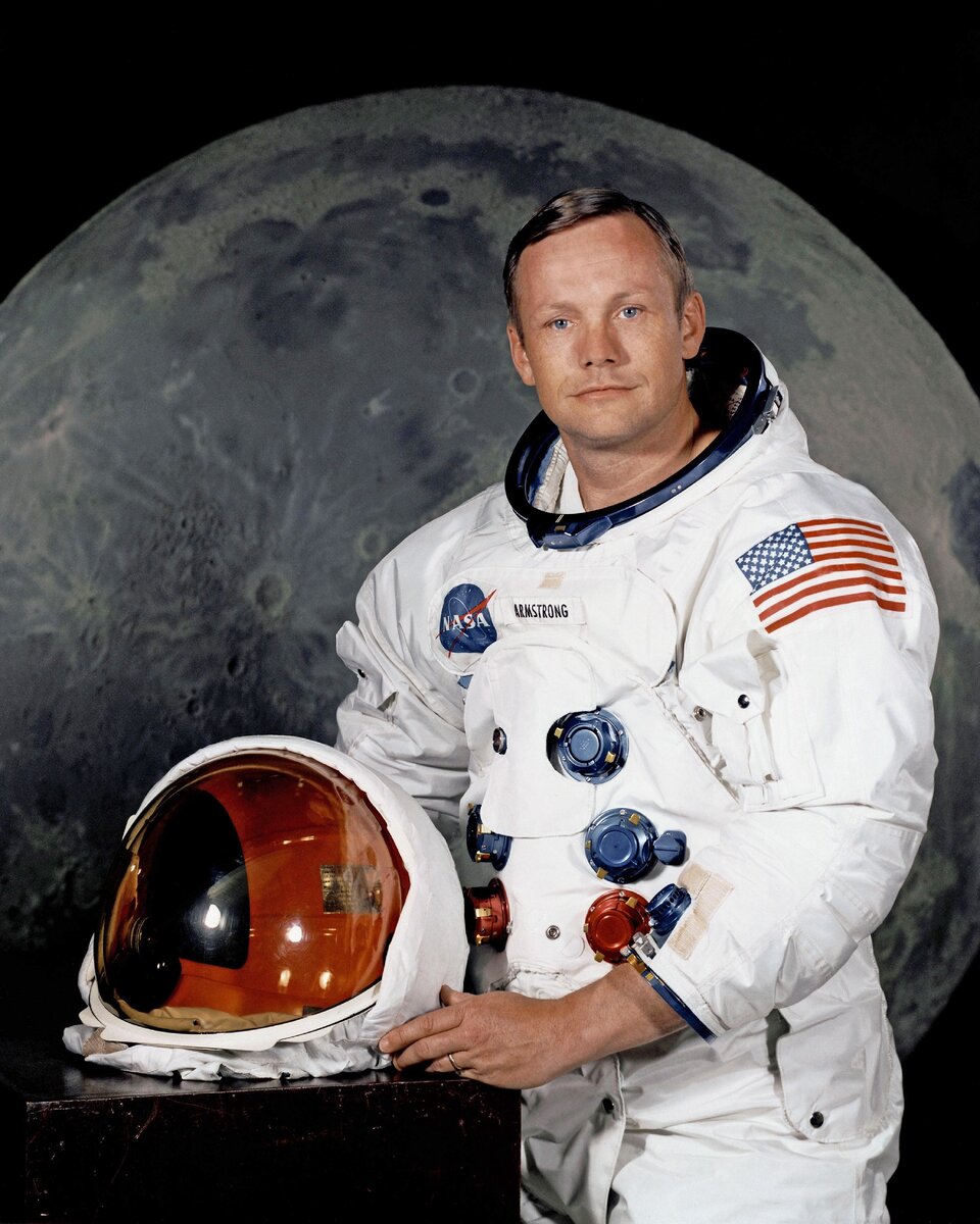 https://upload.wikimedia.org/wikipedia/commons/0/0d/Neil_Armstrong_pose.jpg