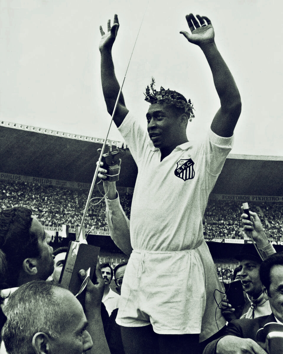 По версии ФИФА Пеле был признан "игроком века"