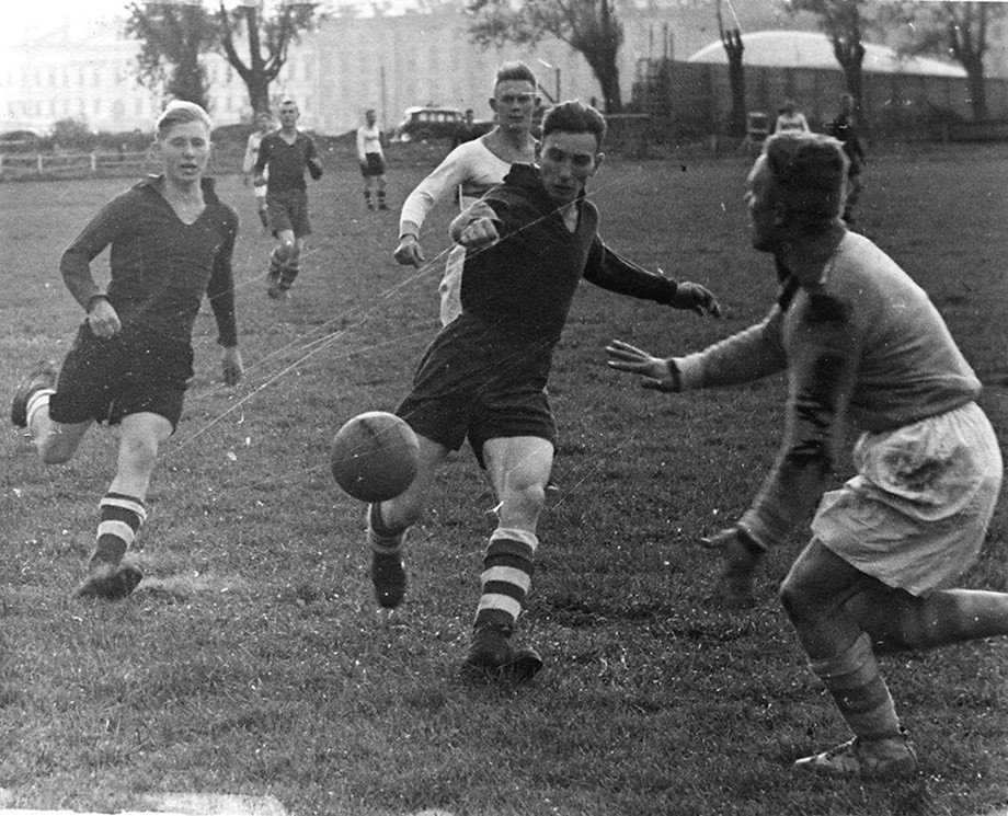 Клуб Динамо Москва на одном из матчей в военное время. Фото взято из базы данных championat.com