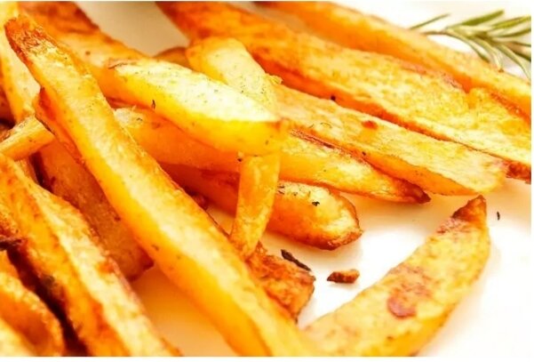 Лучше, чем в ресторанах фаст-фуда! Быстрый рецепт приготовления вкуснейшего картофеля фри.
Ингредиенты:
Молодая картошка — 7 штук;
Яйца — 2 штуки;
Чёрный молотый перец — по вкусу;
Соль — по вкусу;
Паприка сладкая — по вкусу.

Приготовление:

Берём и чистим молодой картофель, режем на тонкие прямоугольники толщиной в 1 сантиметр.
Отделяем яичные белки от желтков. Желтки нам не понадобятся. А вот белки мы взбиваем до пены. Добавляем к ним сладкую паприку и соль. Размешиваем. Берём глубокую посуду и кладём туда нарезанный картофель. Следом за ним выливаем яичные белки и перемешиваем. Смотрим на то, чтобы вся картошка была покрыта яичной смесью.
Берём противень и застилаем его фольгой. Сверху выкладываем наш картофель. Ставим, в разогретую до 220 градусов, духовку и ждём 10 минут. Достаём картофель, убираем фольгу, кладём наш картофель прямо на противень и снова отправляем в духовку до готовности. При готовности у кусочков картошки будет золотистый оттенок.

