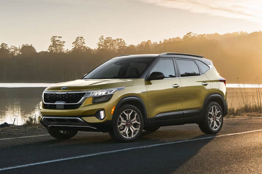 Кроссовер Киа Селтос 2019-2020 года представляет собой полностью новую модель, которой ранее не было в линейке корейского производителя — его презентация прошла летом девятнадцатого. Дата выхода в России данного автомобиля запланирована на первую половину две тысячи двадцатого года, цена машины варьируется от 1 099 900 до 1 999 900 рублей. Судя по фото нового Kia Seltos, внешне автомобиль выглядит свежо и современно, что сразу же дает ему несколько очков вперед, по сравнению с конкурентами, дизайн которых успел примелькаться и устареть. 