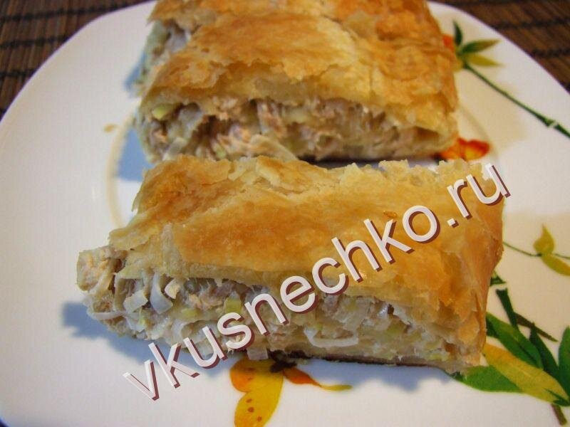 Как приготовить рулет из слоеного теста с тунцом и луком пореем, пошаговый рецепт с фото.