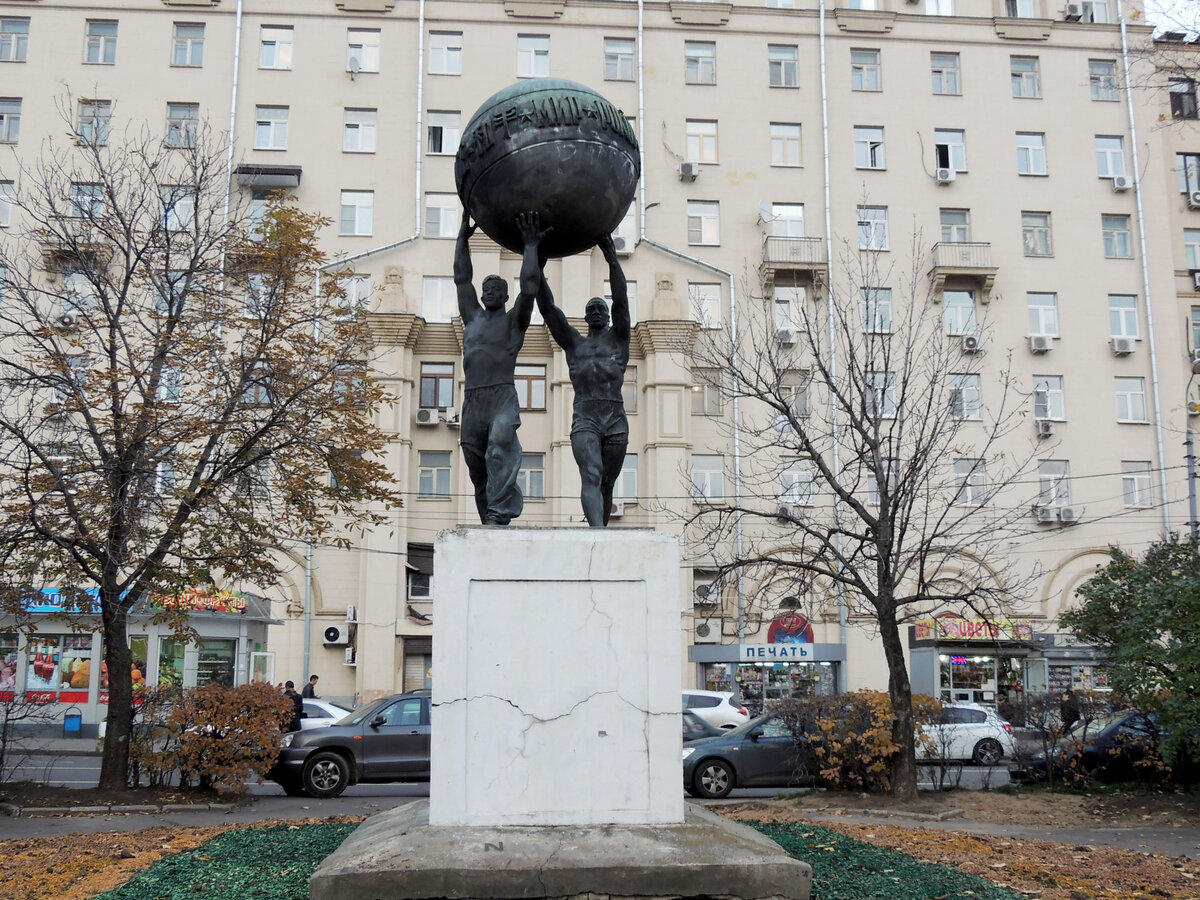 Памятник миру мир москва
