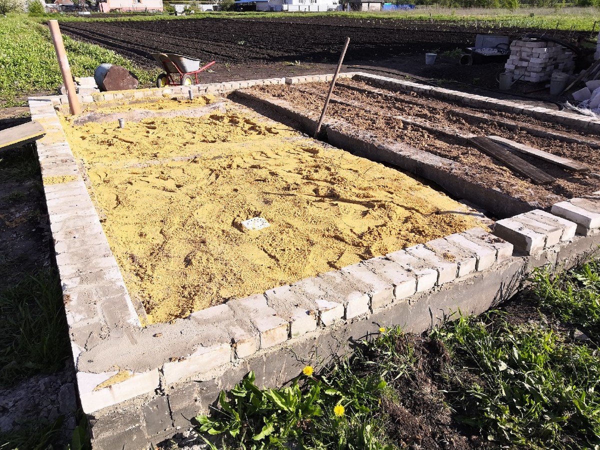 Выровняв пол, я смогу спокойно разместить внутри постройки газоблоки. 