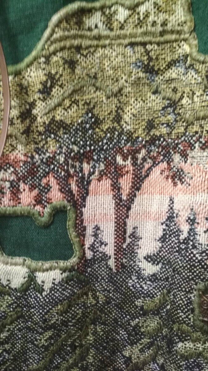 А эти фотографии Юлия прислала для понимания, как она использует гобелены для украшения одежды.