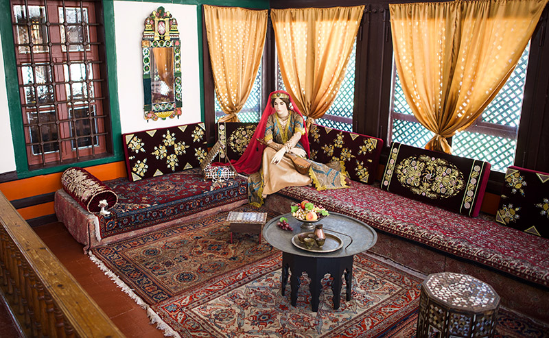 Интерьер Ханского дворца в Бахчисарае. Чтобы посетители могли окунуться в прошлое, в некоторых комнатах можно увидеть кукол, одетых в национальную одежду того времени. (Фото Кристиана Мюллера)