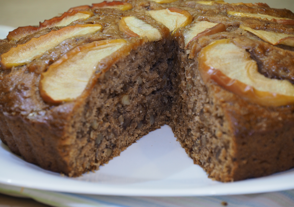 Пирог с грецкими орехами. Ореховый пирог с грецкими орехами. Пирог грецкий орешек. Медовый пирог с грецкими орехами.