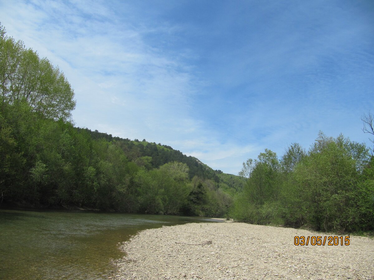 Небольшой пляж на реке Вулан