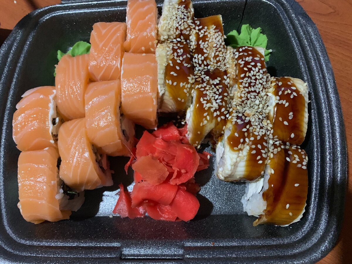 Удобная коробка, красиво разложено, и очень вкусно.