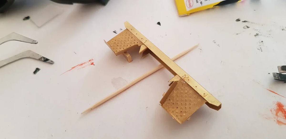 Упоры-для того чтобы "одеть" на раму. На задних уголках крпим к раме. Я в уголки вклеил еще пластиковые детали для создания жесткости конструкции. Кстати,советую отогнуть немного нижнюю часть, чтобы уголки входили с зазором-на месте можно уже згнуть назад.