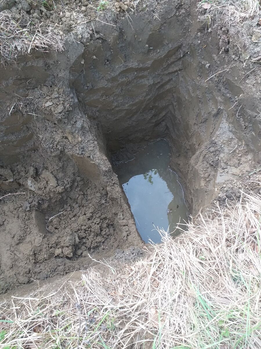 Удачно выбрал место) Вода есть!