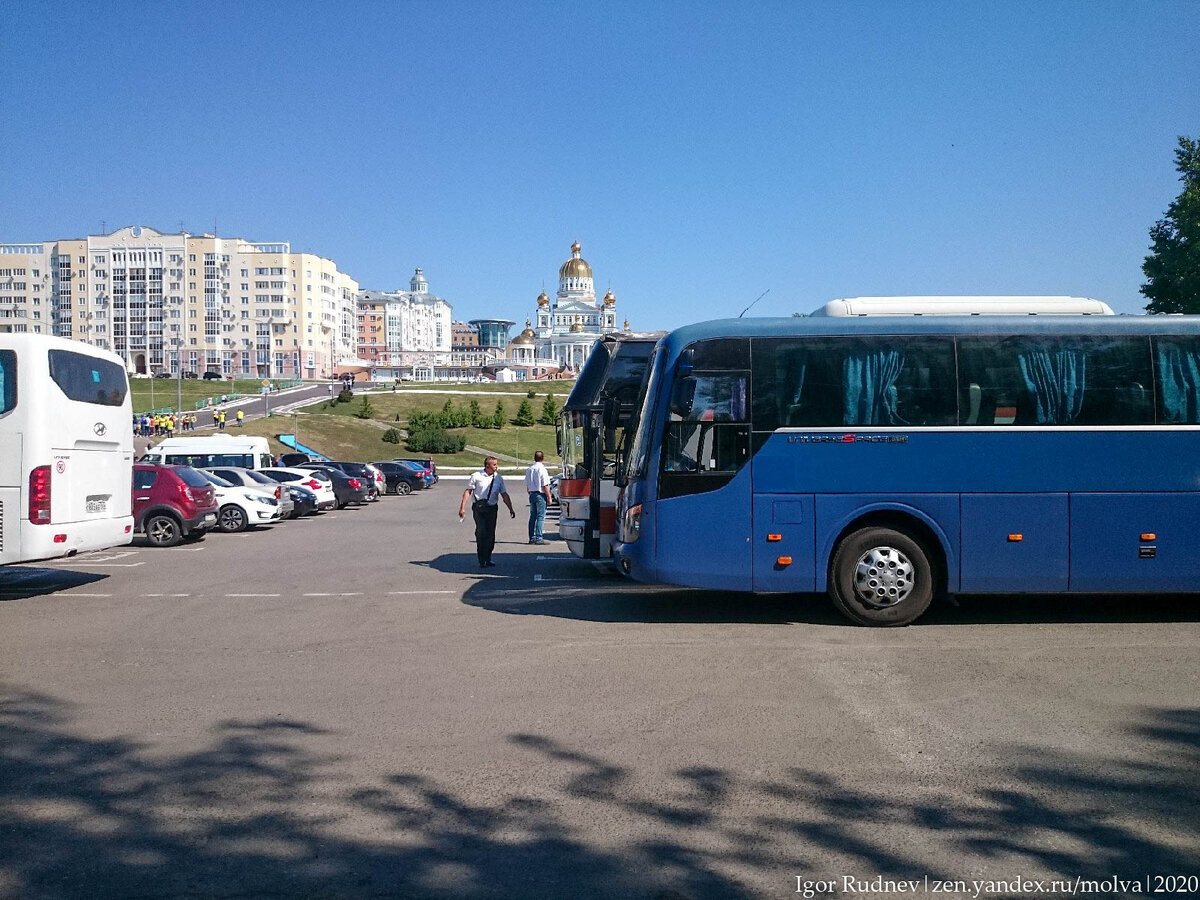 Пункт сбора туристов рядом с главным собором Саранска