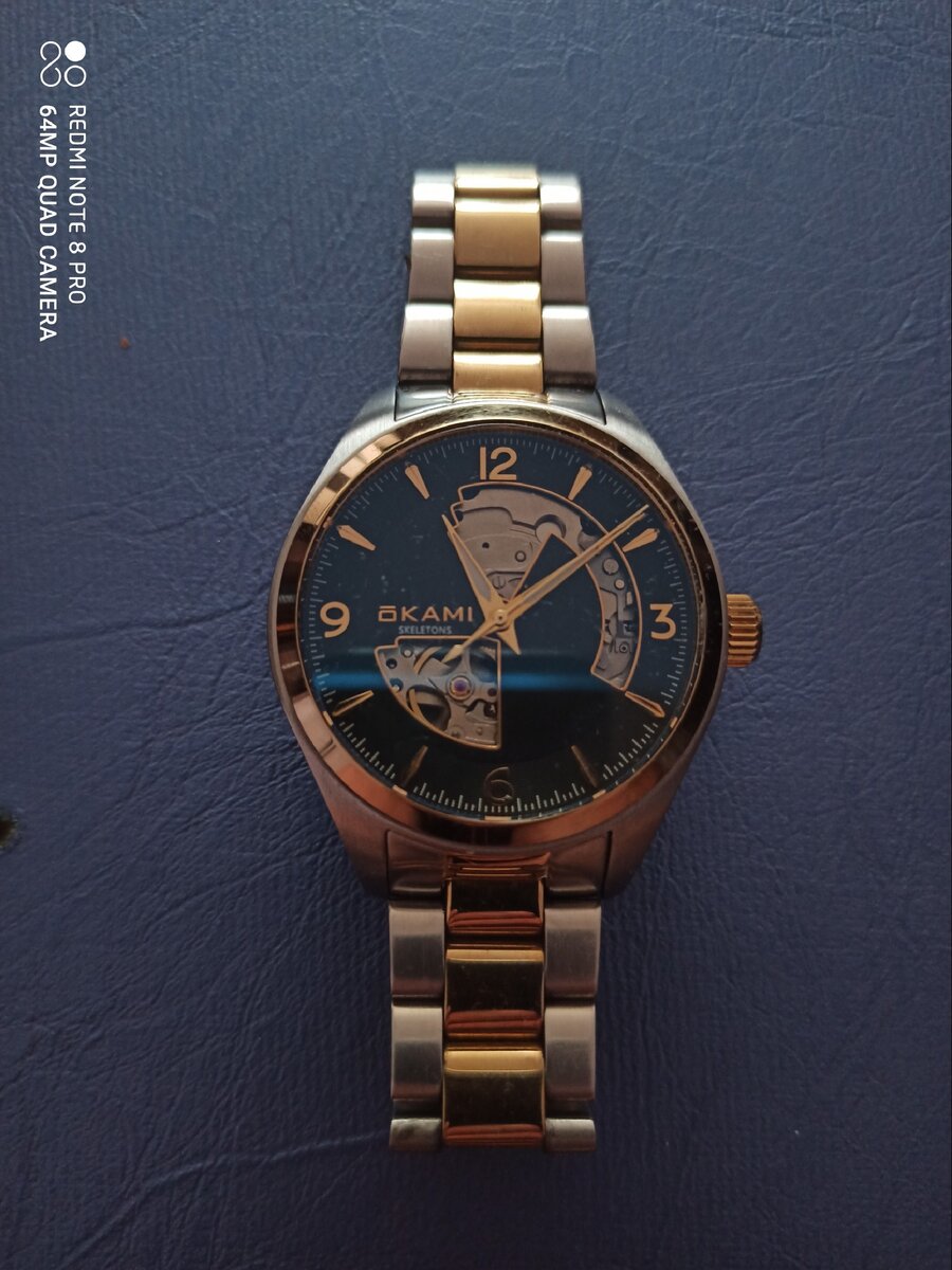 Безупречная гармония формы и функциональности моделей часов OKAMI Meerkat служат образцом универсального стиля.

Элегантный корпус из неподдающейся коррозии стали 316L, благодаря винтовой конструкции и системе прокладок, защищает точный механизм от пыли и выдерживает давление до 10 атмосфер.

Лучевая полировка в центре циферблата изящно контрастирует с круговым узором, нанесенным по периметру. Люминесцентная разметка и массивные стрелки обеспечивают мгновенное считывание показаний.

Винтовая крышка корпуса украшена лазерным изображением семейства сурикатов, послуживших источником вдохновения при разработке часов для тех, кто готов действовать.