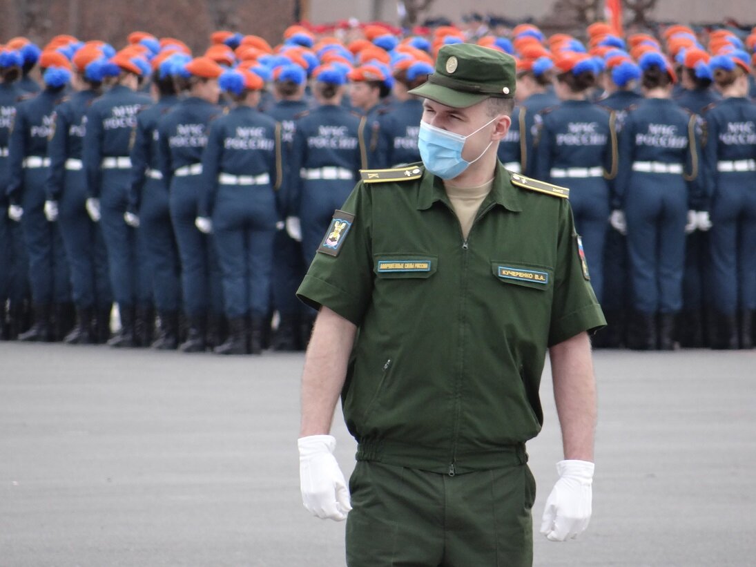 © Только охрана в масках и перчатках!